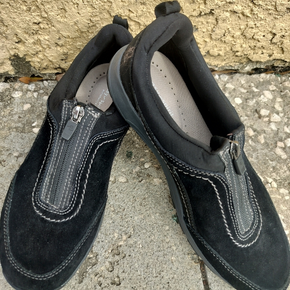 Easy Spirit black suede zippered Sneakers 9W